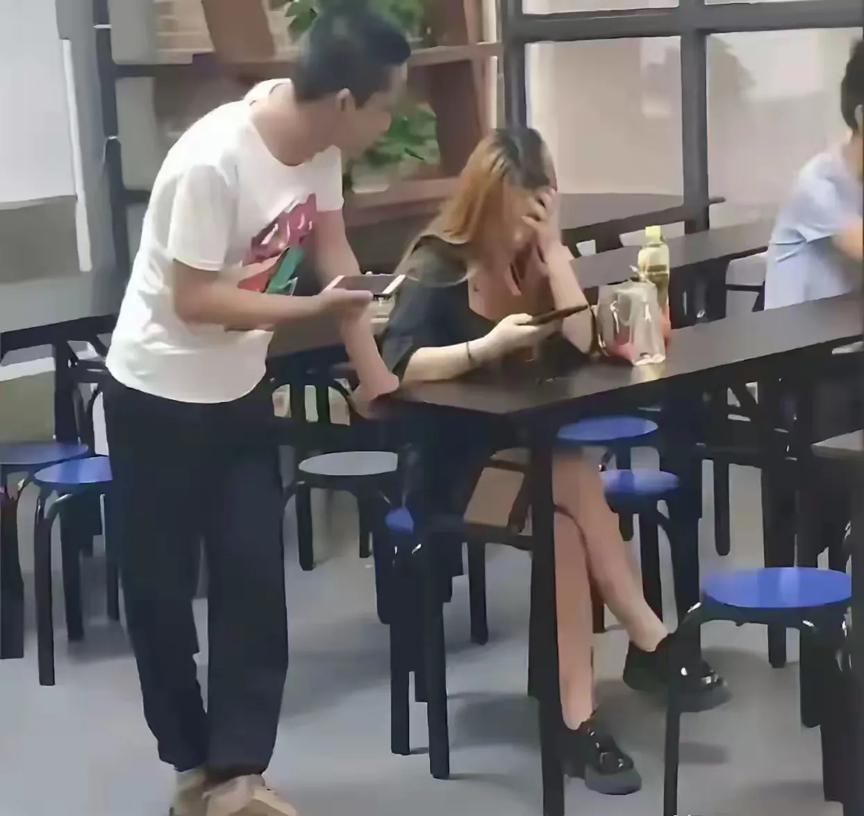 餐馆内，一男的向正在等餐的美女要联系方式，说交个朋友，美女犹豫了下还是让他加了微