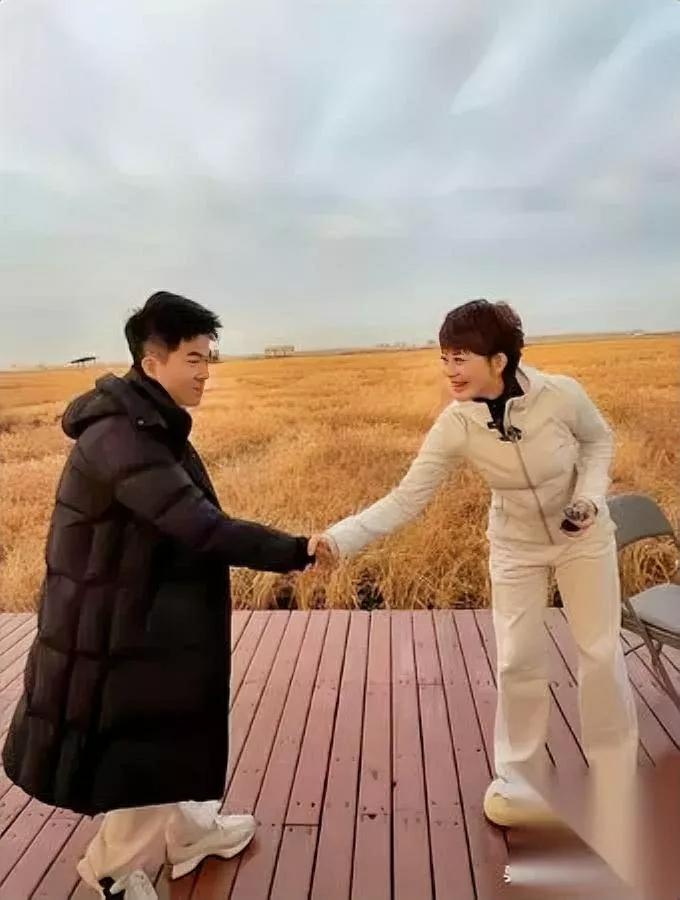 他直播完又干了一件事全网安静了辽宁台曹琳琳夸董宇辉“饱读诗书才谦逊”，我