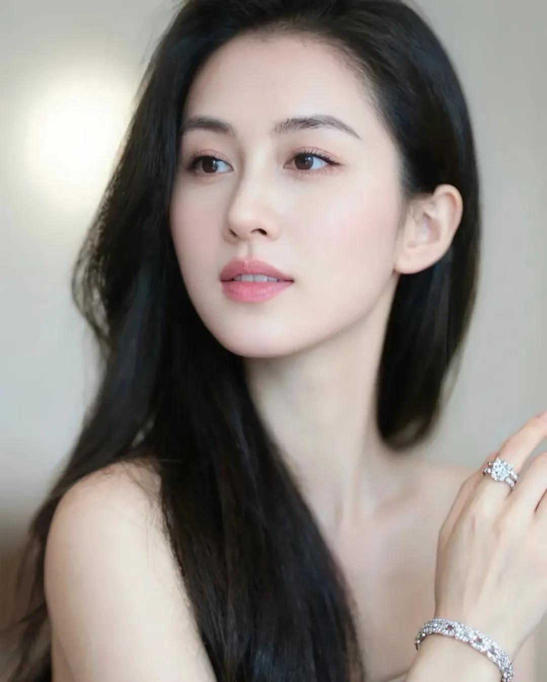 玉颜如花，美目盼兮。