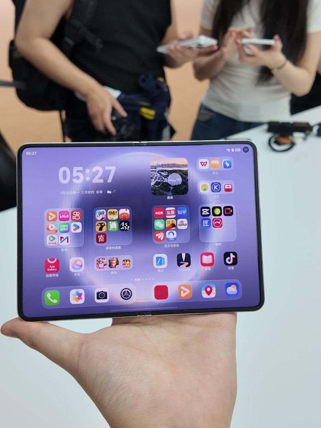 华为PuraXMax上手的第一个感觉还是挺奇妙的，它不同于我们用过的任何形