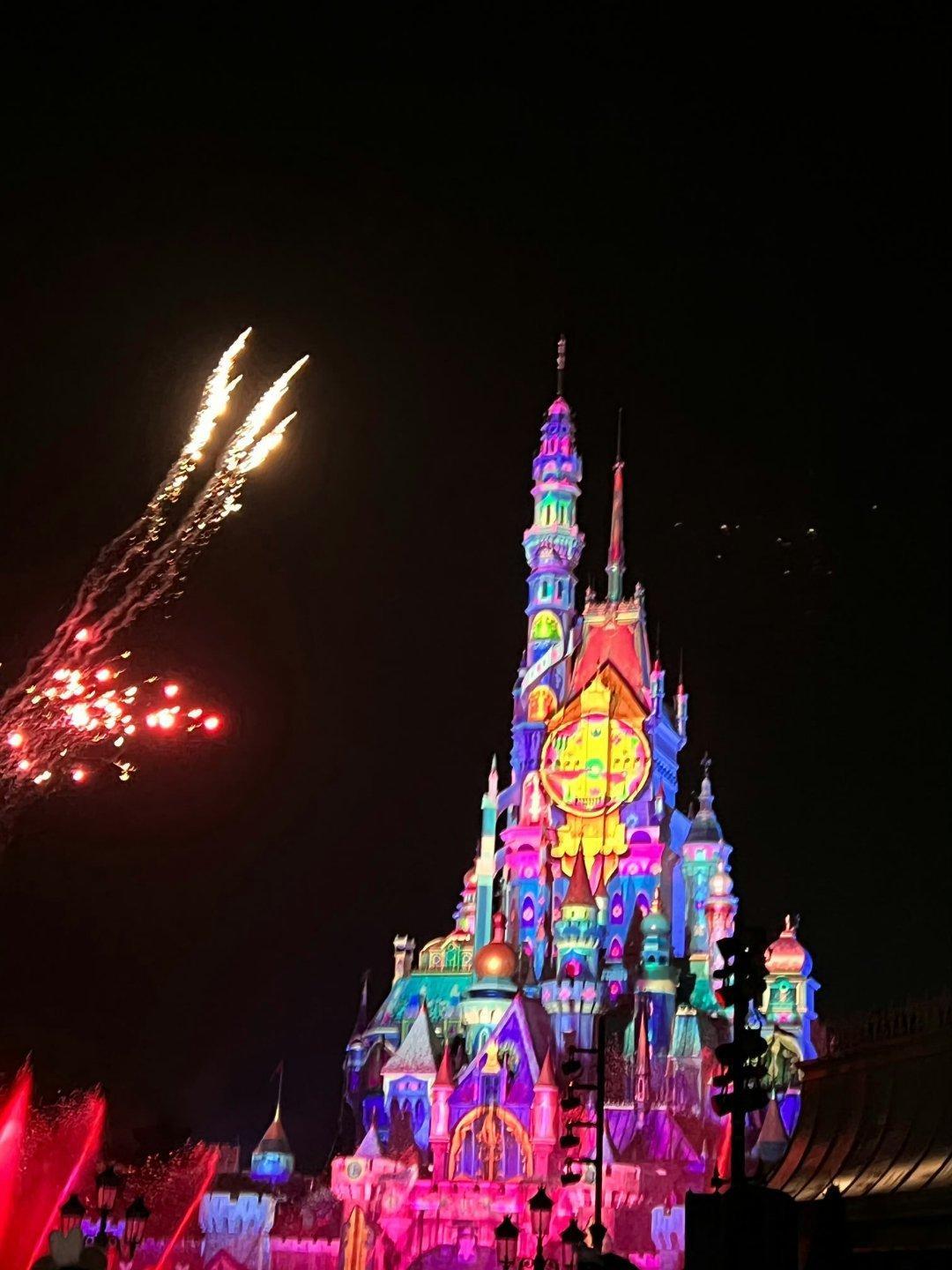 #祝绪丹##祝绪丹迪士尼随拍#📍💒迪士尼⋆♡̷.ﾟ🏰🐰𝐇𝐚𝐩𝐩𝐲𝐌𝐨𝐦𝐞?