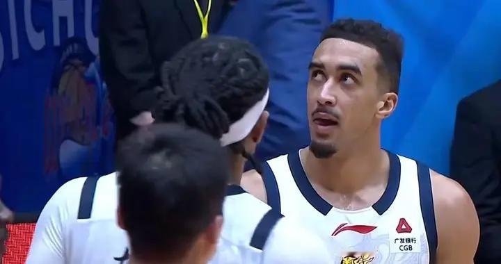 怀特塞德内线统治力震撼CBA！广东队或裁奎因引援麦基？