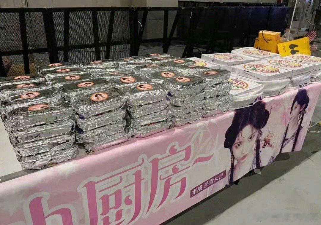 心理委员我有点不得劲了！鞠婧祎来战杀青请粉丝吃好多东西哦，特别特别好的小女孩