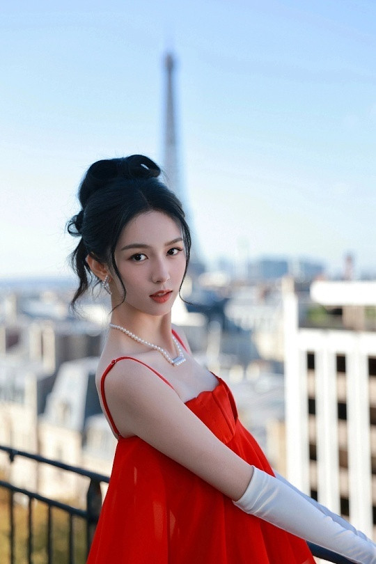 周也机场跺脚撒娇周也在机场跺脚撒娇的样子真的又软又灵，完全戳中人心！平日里清冷精