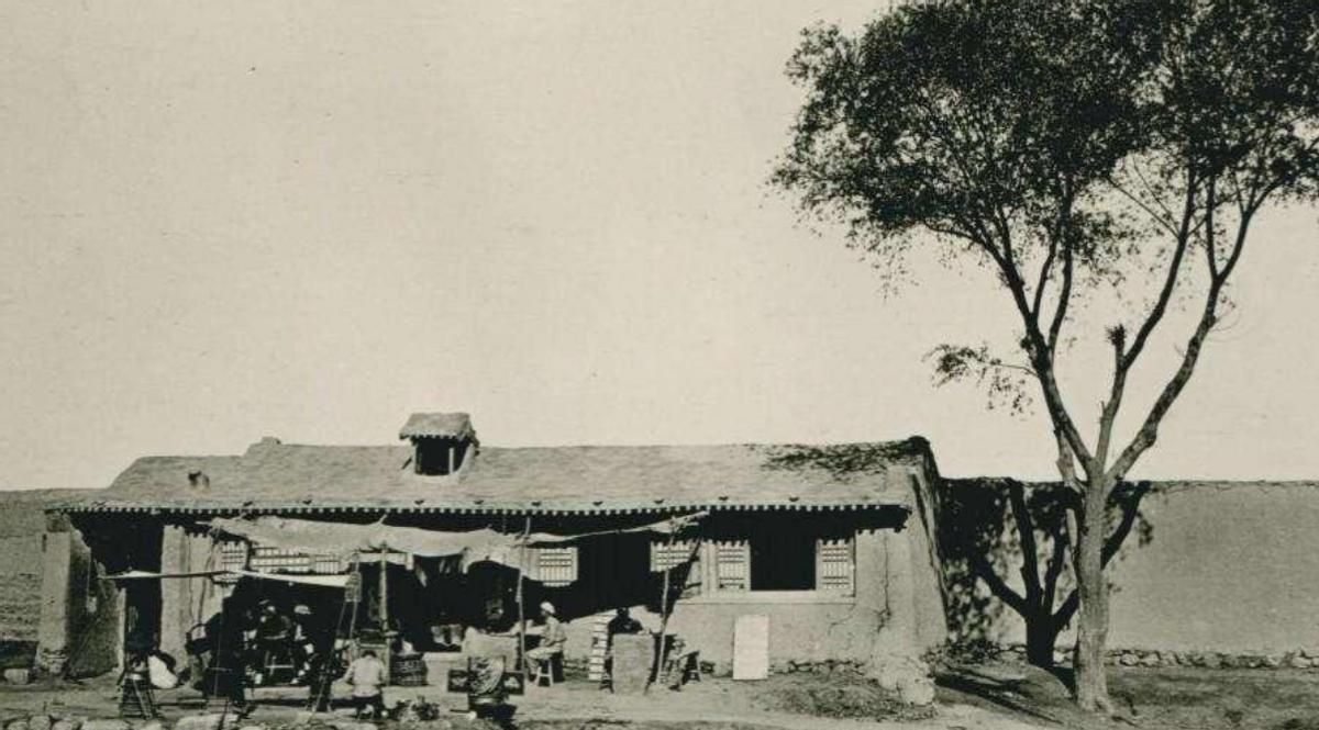1950年，战斗英雄下身血流不止，医生正要帮他脱裤治疗，他强忍疼痛阻止说：“让女