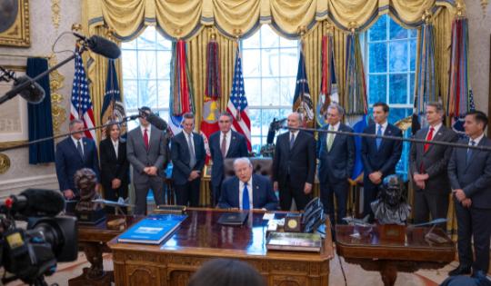 特朗普宣布钢产量超过日本，但是扭头看到中国数字，现场沉默了！按照最新统计，美