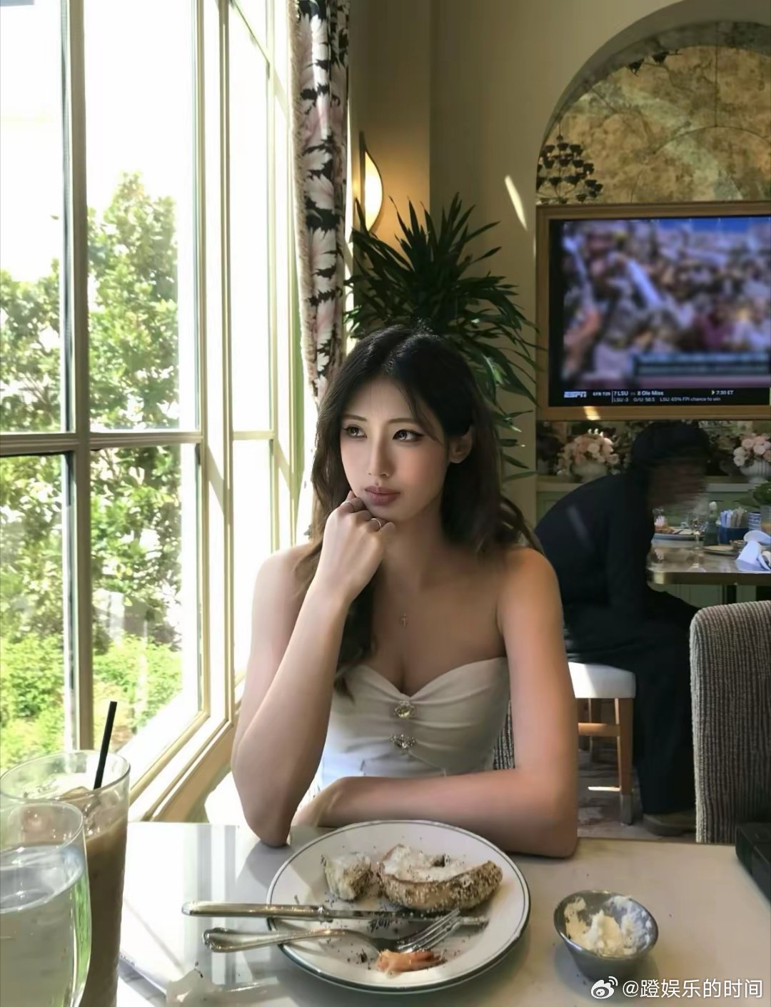 冯小刚养女真漂亮啊！20岁徐朵长成“富家千金”模样，穿抹胸上衣配牛仔裤气质出众！