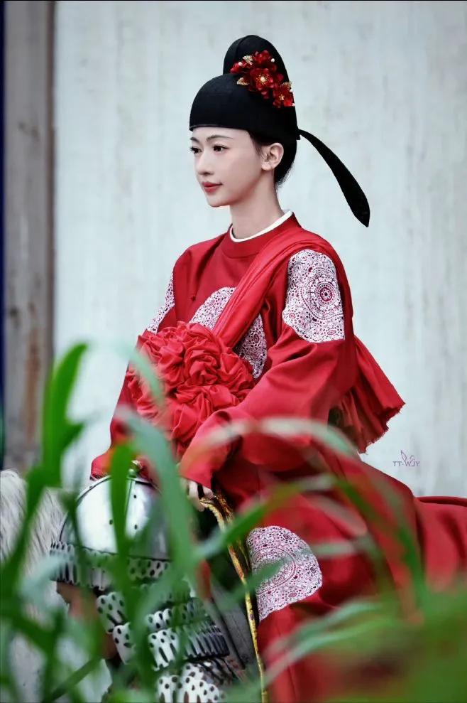 预约150万，迟播一日还是热度喜人，这就是陈哲远和吴谨言的排面。吴谨言也是爽剧