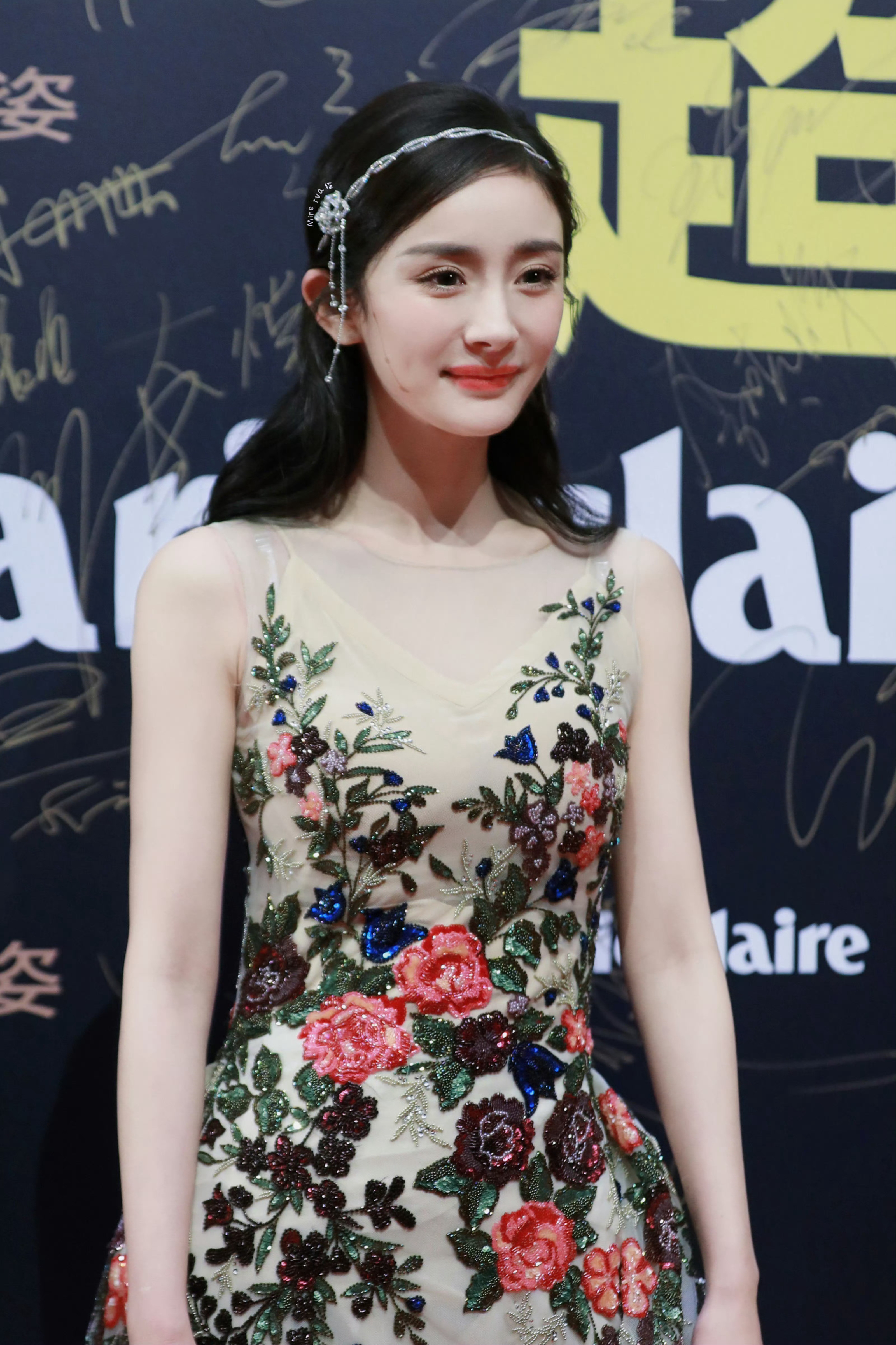 杨幂早啊，发现这组站姐发的洋娃娃幂没分享，小幂治愈我的工作日～杨幂冯湮儿