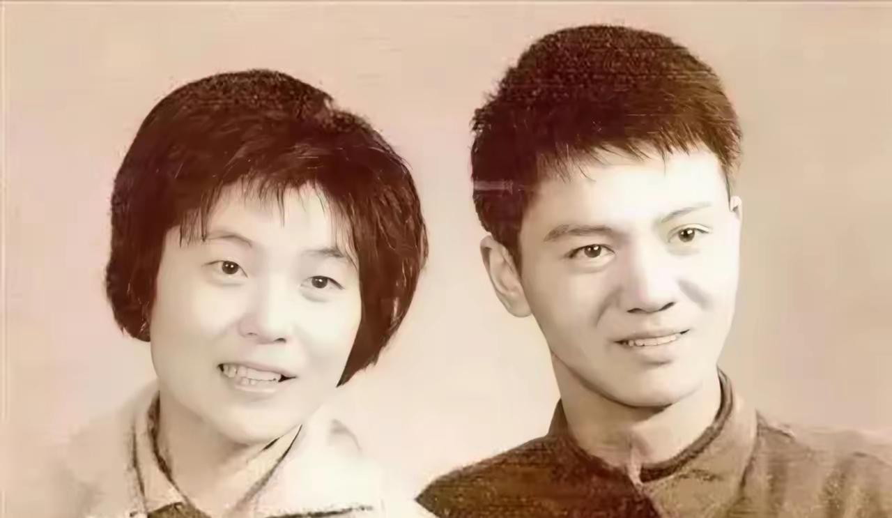 1971年的东北，寒风凛冽，冰雪封天。黑龙江逊克县下套子屯的少女程玉凤，被亲生父