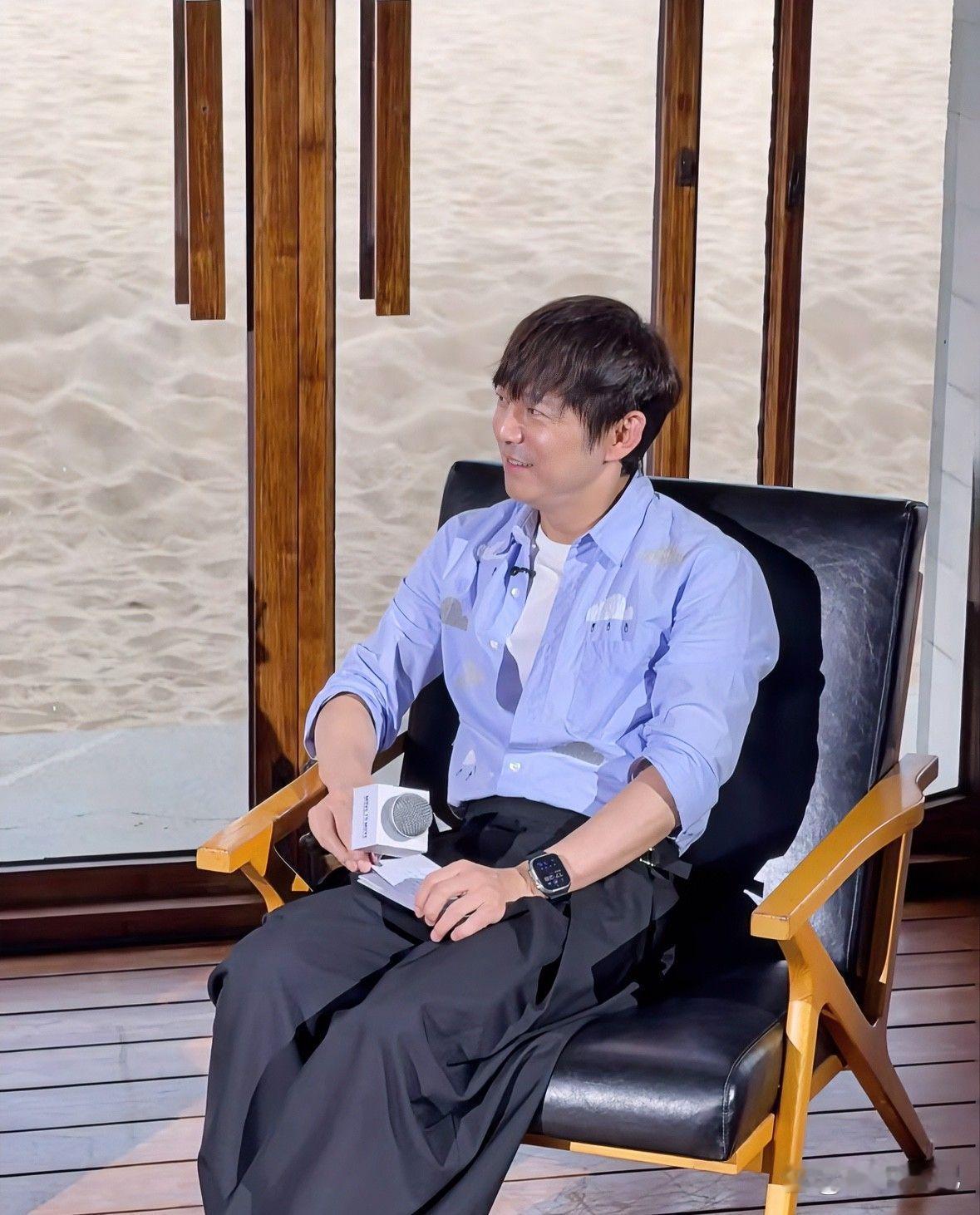 何炅现身阿那亚参加国际舞蹈节的临海嘉宾对谈，和编舞家沈伟聊起了舞蹈相关的话题。现