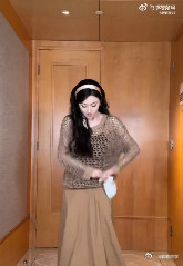 景甜景疯附身景甜用这张脸搞抽象绝了！景甜这是彻底撕下美女标签了吧？拿着纸巾狂甩