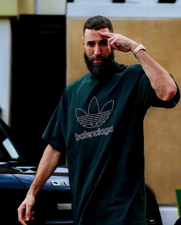 21场16球，却被0底薪羞辱，38岁本泽马当场翻脸。换你，你怎么想？辛辛苦