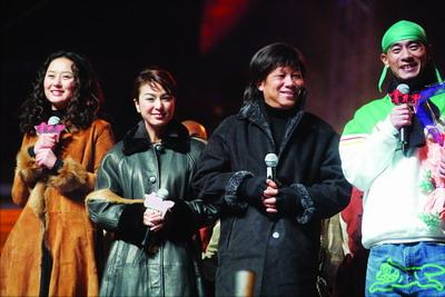 米雪和梁小龙一组照片，她和梁小龙都是热爱生活的人。当年机场相遇的他们，一个大红上