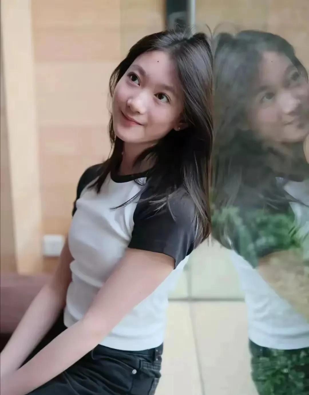 近日李小鹏女儿奥莉近照曝光，13岁的她变化显著，第一眼竟难认出。褪去稚气后的她亭