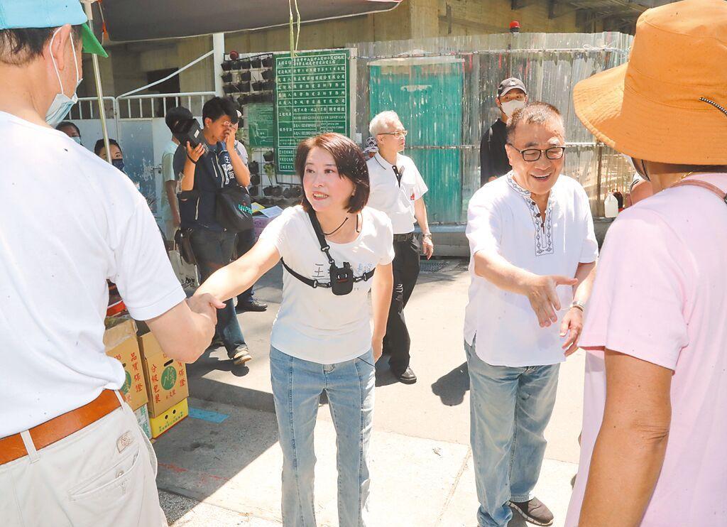 台北市副市长李四川15日陪同王鸿薇扫街。李四川直言，民代删预算是职责，公务员必须