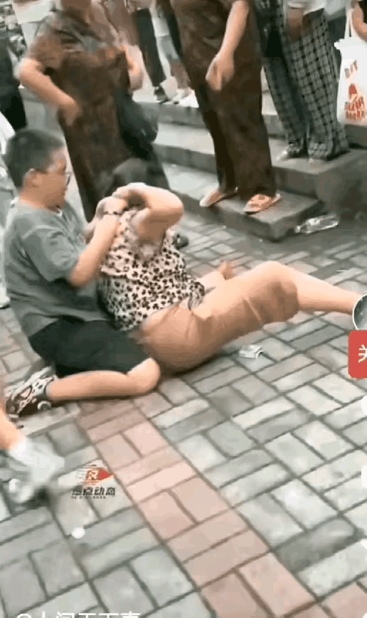 大家一定以为这是儿子，错了，这是孙子，孙子和奶奶要钱，奶奶没给，于是把奶奶摁在了