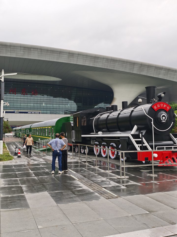 杭州东站东广场停着一辆绿皮火车, 复古造型的火车是干什么用的?