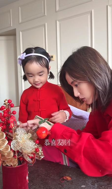 过年看别人家团圆，你是不是也感叹时间都去哪儿了？海哈金喜和女儿夏夏，红衣红火布