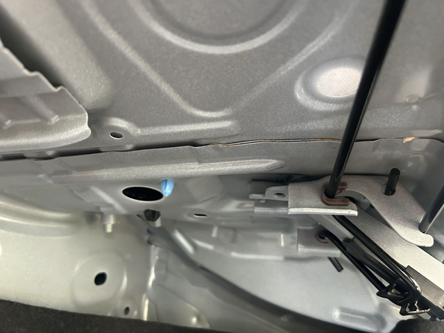 十一代后备箱生锈求指教十一代思域，车龄快四年8万公里，今天刚发现后备箱处有锈迹