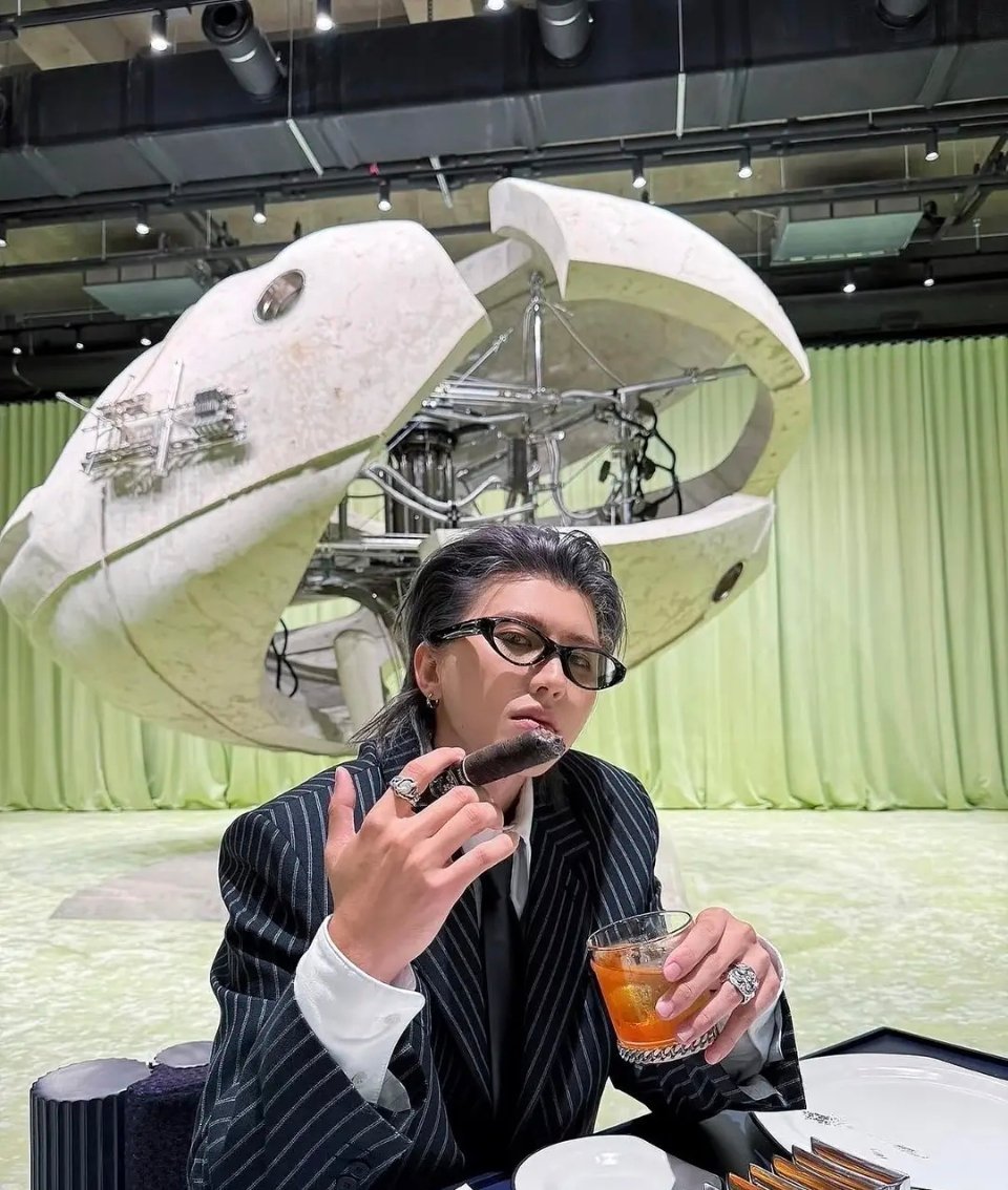 蔡徐坤新造型是不是星味十足？