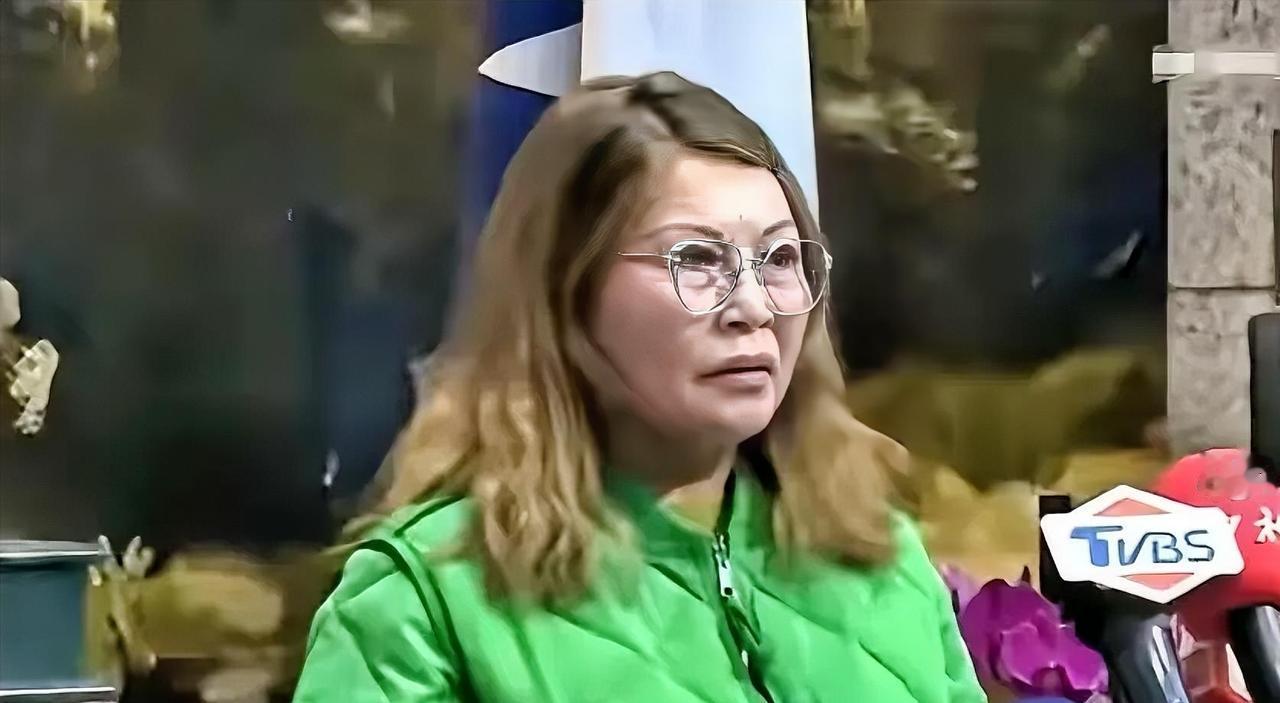 全网刷屏！郑丽文这回真被问住了！街头被台湾女生怼得哑口无言：当年日本占台湾问过百