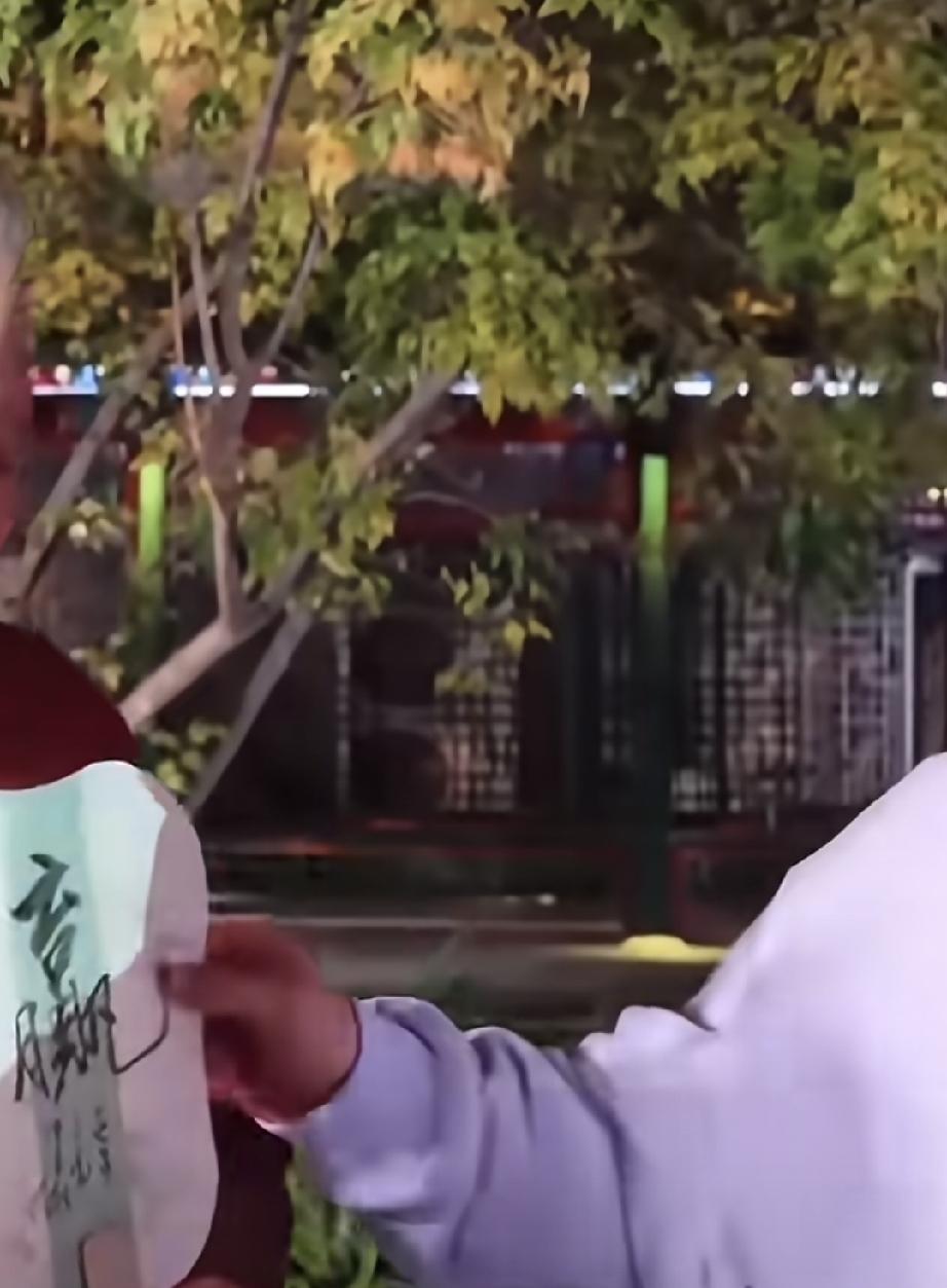 抓到一只可爱的小手！莎莎看到写了“赢”字的扇子，就想伸手拿过来，准备带回去，没