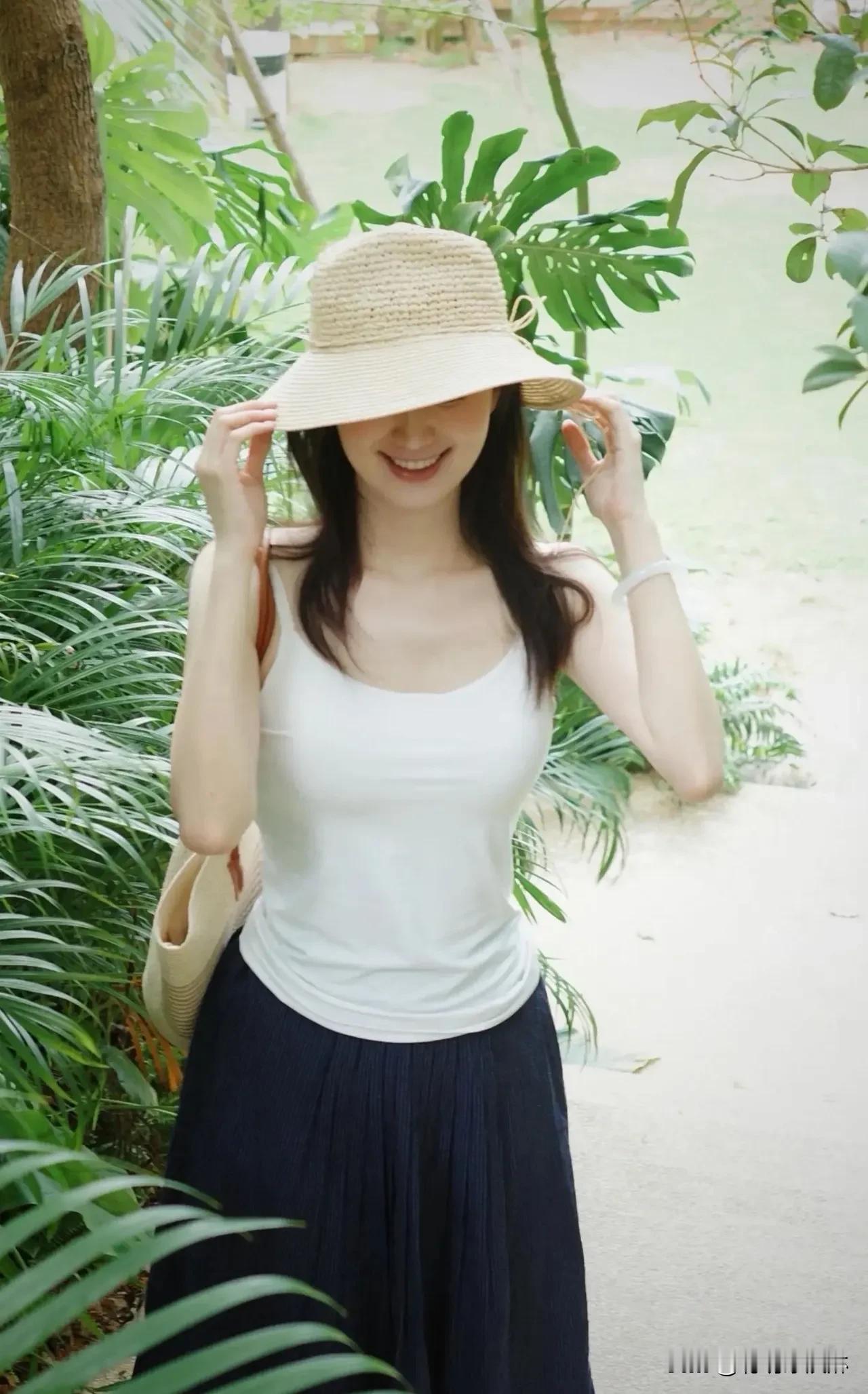 江南烟雨里，谁懂这份温柔？青砖黛瓦间，藏着江南女孩的诗意。伞下回眸，
