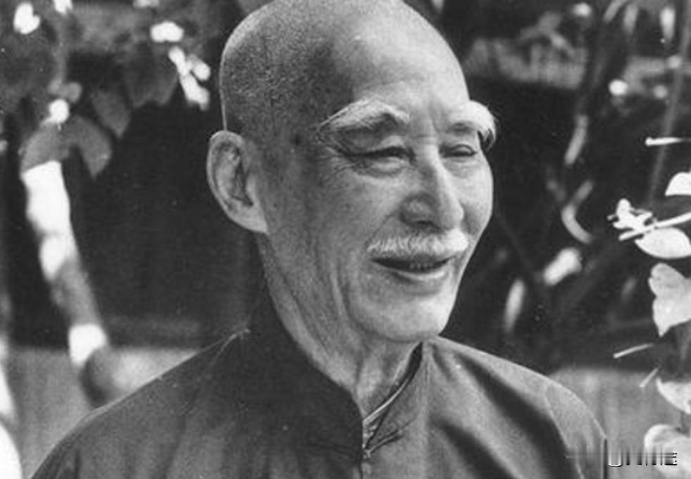 53年8月，毛主席问教育部副部长叶圣陶——“现在编写全国小学教材的有多少人？”叶