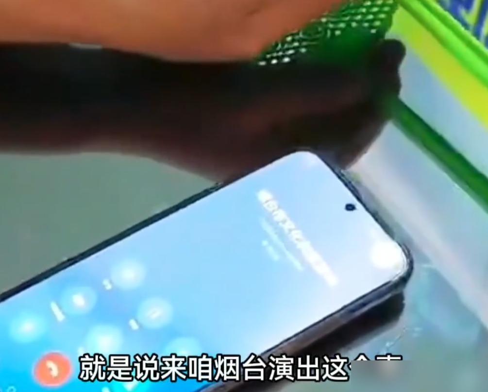 于是郭德纲的压力就比较大了。当郭德纲在西安站举行演唱会的时候被取消之后，在场的一