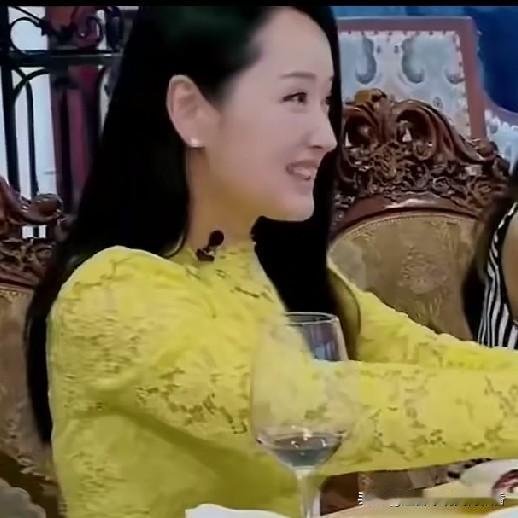 杨钰莹在参加综艺节目时，她的优雅是令人惊叹的，她的优雅是刻在骨子里的，她的优雅是