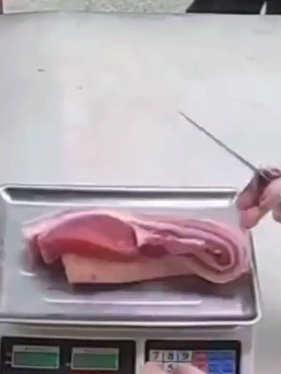 惊呆了！天津，一大妈去到一家猪肉摊买肉，可选好肉付钱时，大妈误将猪肉钱输成了79