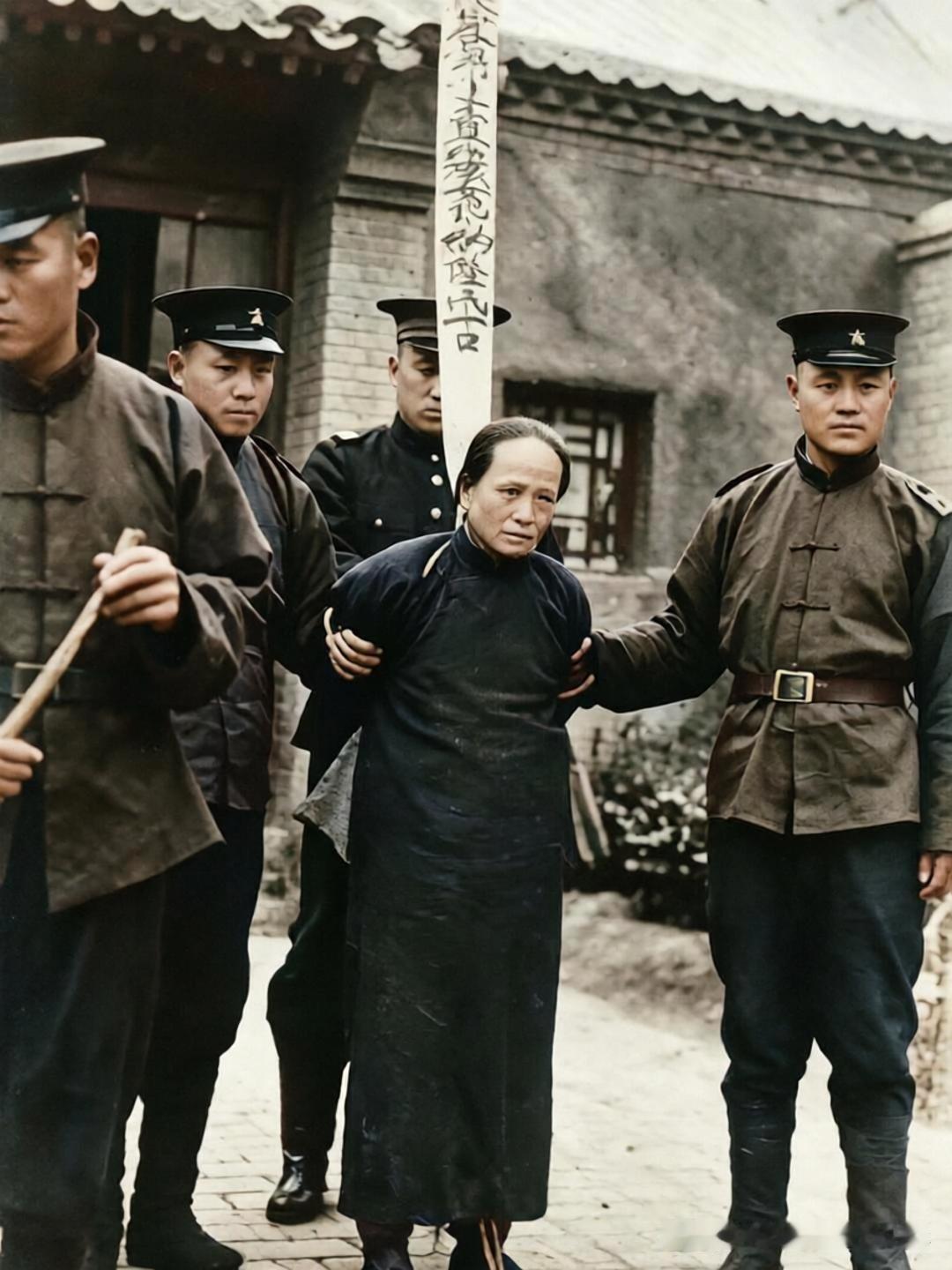 1920年海南罕见刑场老照片，人贩夫妻伏法，重典治乱，护世间孩童无恙一张百