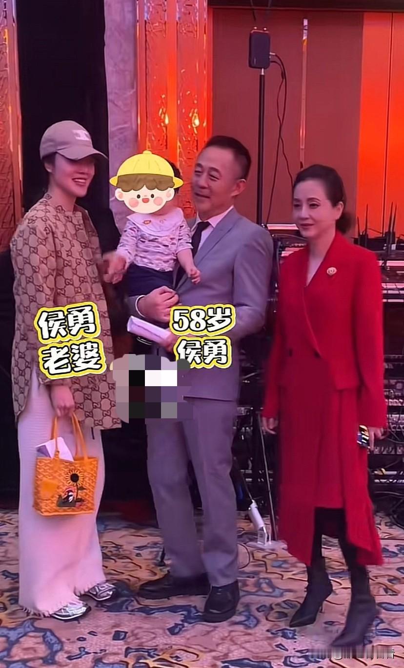 侯勇三婚妻子带儿子首次亮相电影节，老婆看起来比他年轻了不少，孩子也就一岁左右，在