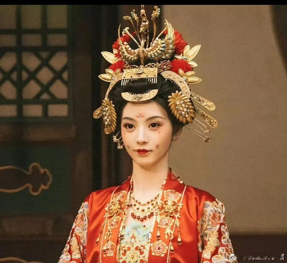 卢昱晓这个造型和田曦薇子夜归真的好像