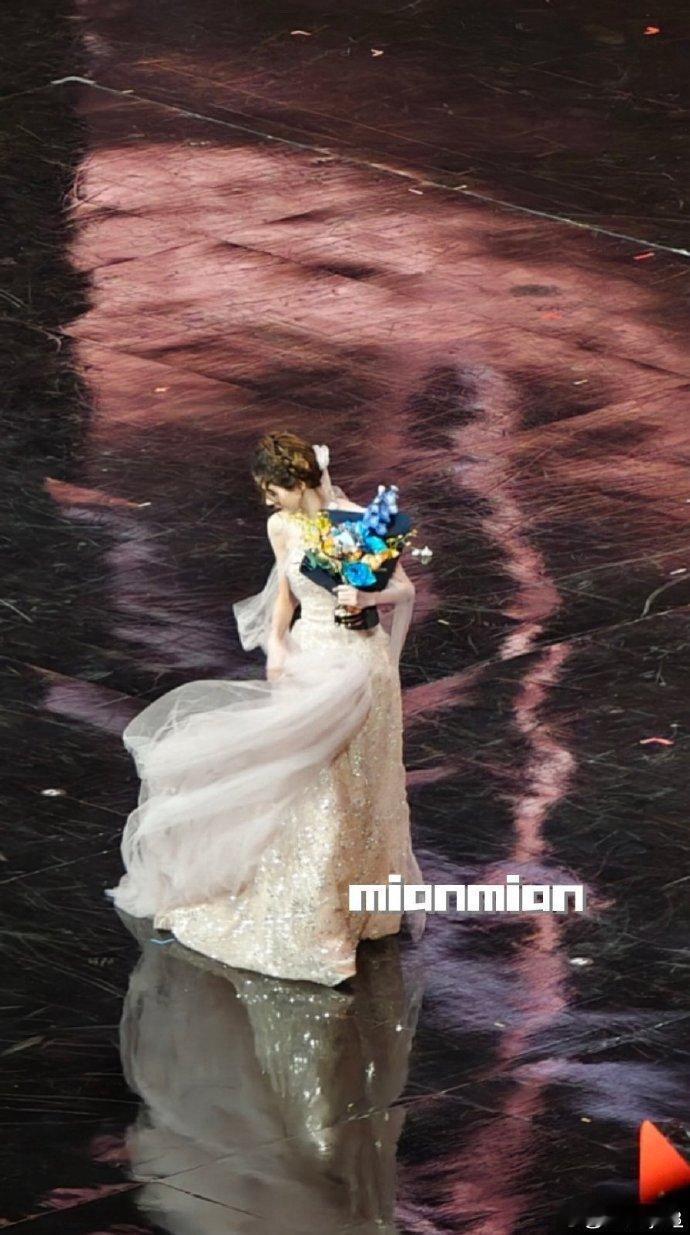 张予曦舞台上提裙这一幕这一幕堪称“公主行为范本”！没有刻意，没有慌张，一个简单