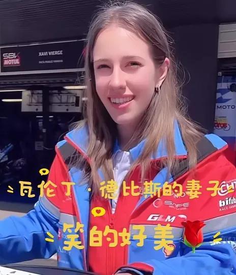 明眼人其实都能看得出来。车手德比斯老婆最迷人的地方。不是她那出众的颜值和气质，而