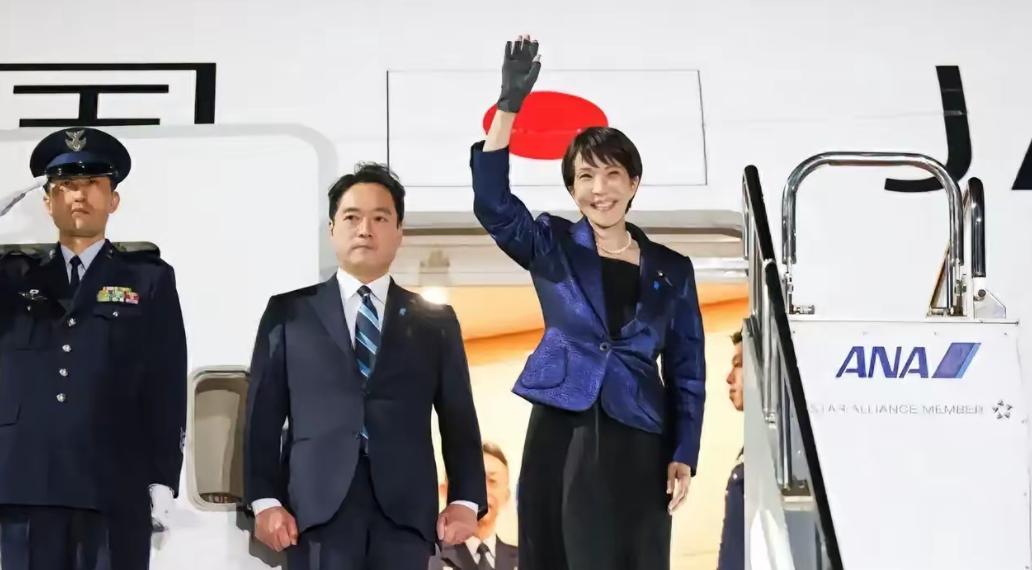 请网友注意看：高市早苗从美国访问后回到东京羽田机场下机时，右手戴了一只黑手套，而