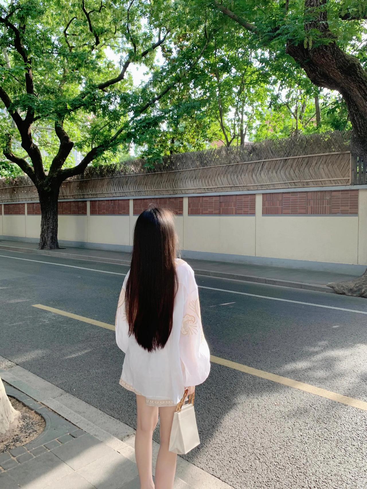 绿树荫甜美芬芳中行开白衣飘飘影开始一