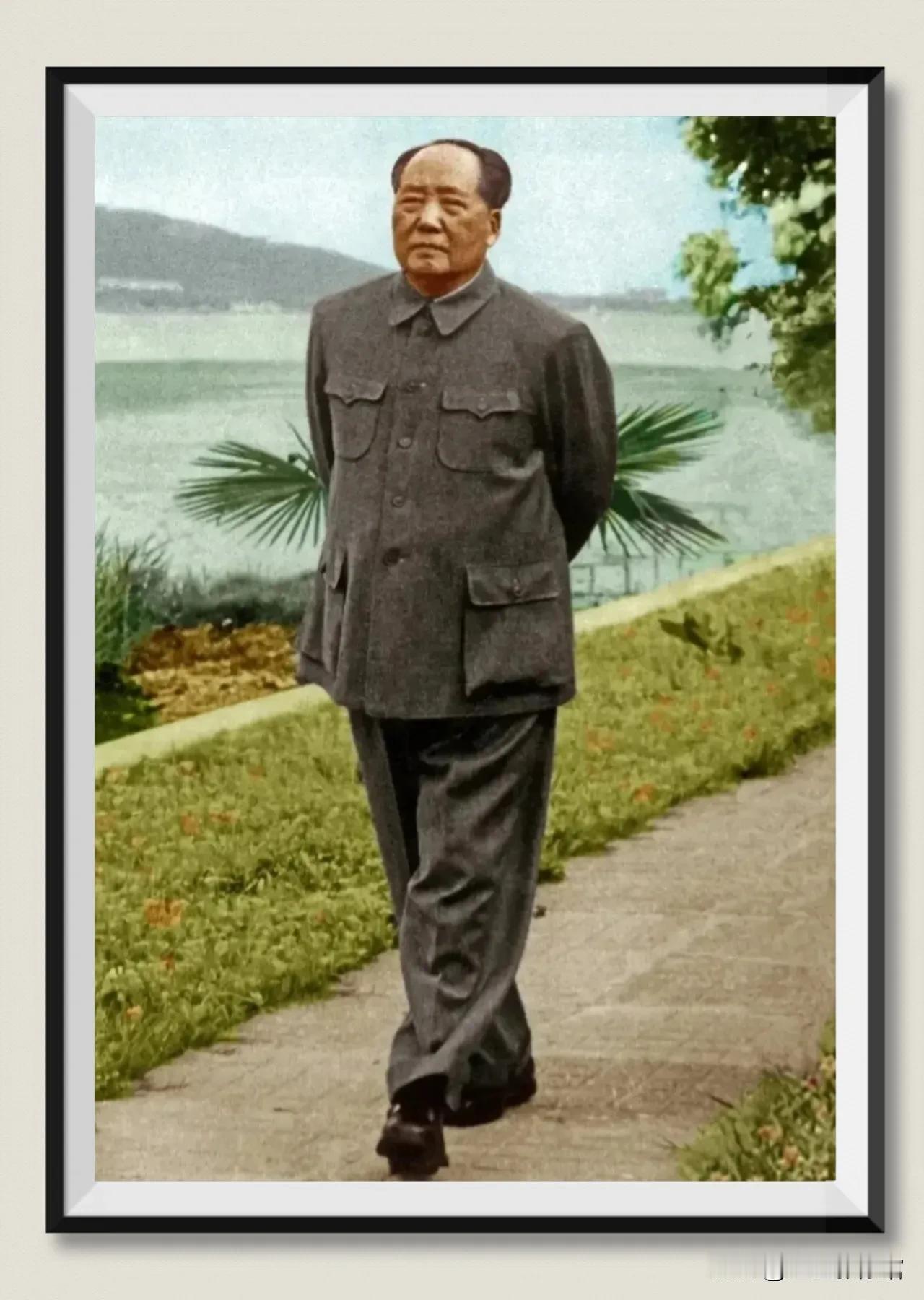 毛主席步履从容稳健，身姿伟岸挺拔，每一步都沉稳如山、气度非凡。自带顶天立地的豪迈