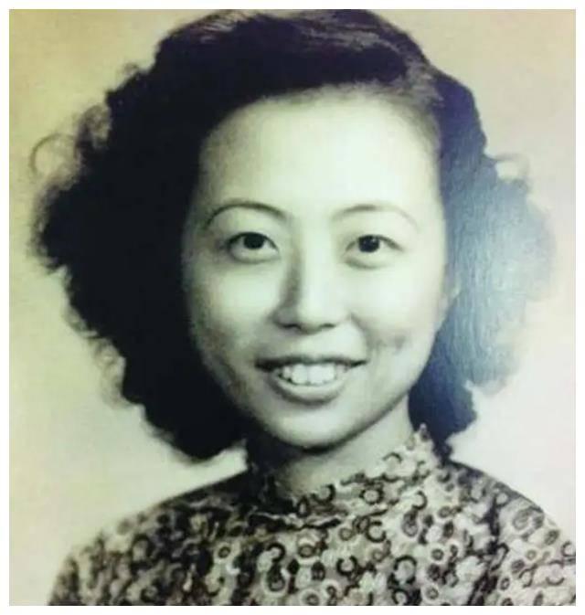 1949年的一天，刚开完保密会议的国民党速记员沈安娜走出厕所，与一男子擦肩而过，