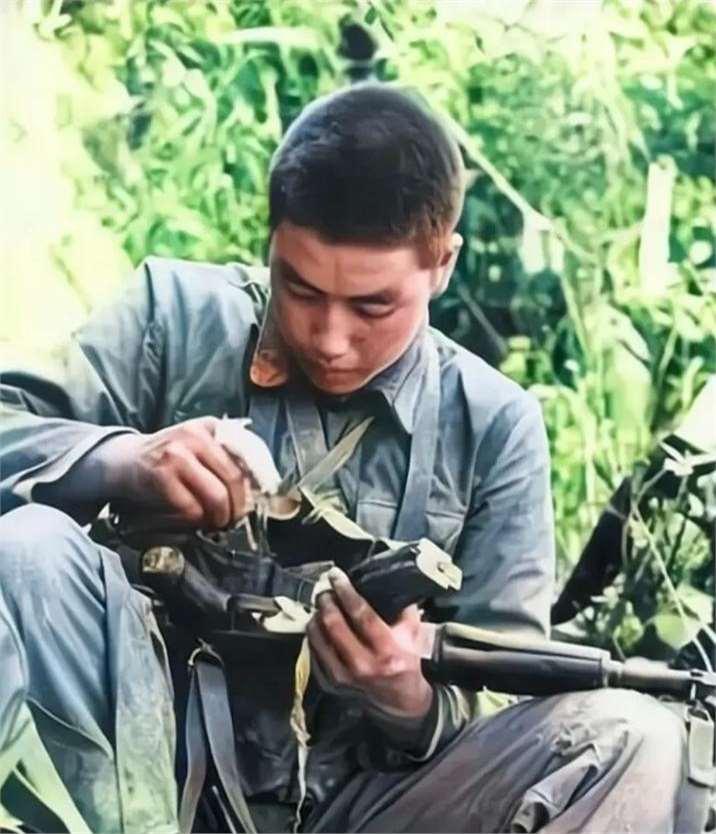 1984年老山，21岁新兵张忠顺，在战斗中，开枪击倒2名敌军。他欣喜若狂，拔腿冲