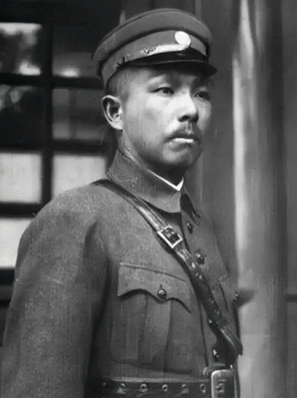 1946年，贵阳召开运动会，国民党上将杨森看一个女学生对着他笑，问：“你父亲是谁