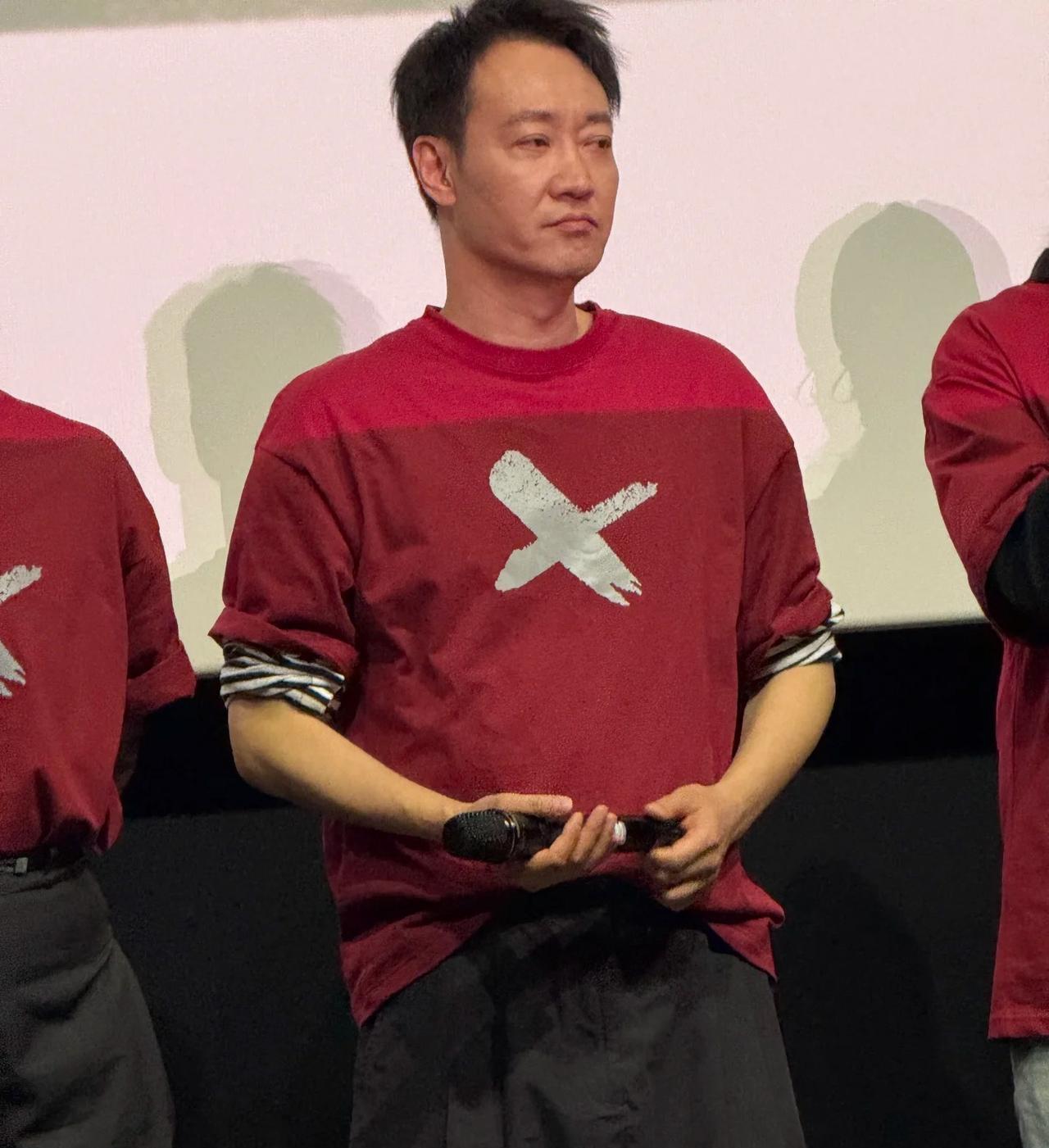 一个月前，辛柏青在路演现场看上去状态就不太对，满脸憔悴，眼神黯淡，不说话的时候表