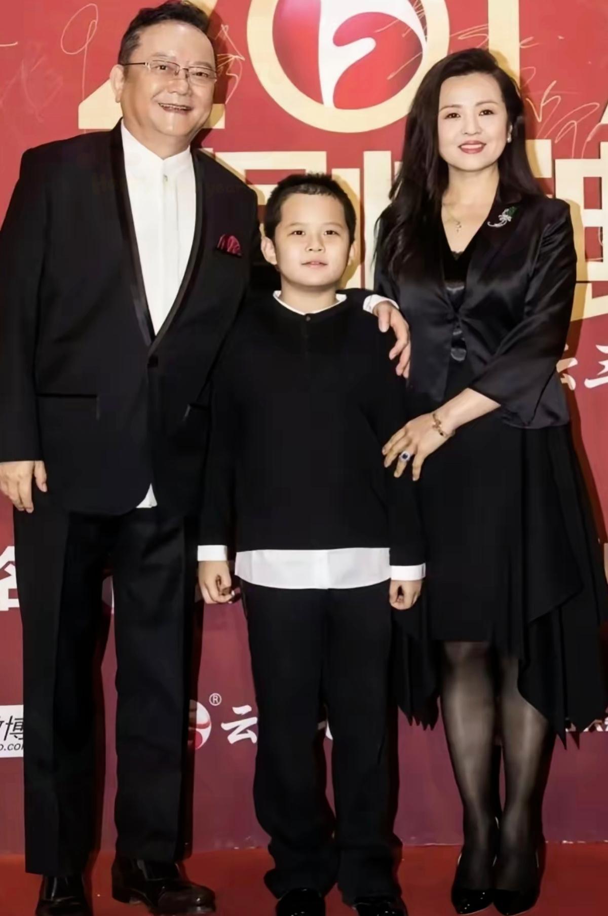 77岁王刚的晚年：老来得子的甜蜜，藏着全家硬扛的重量！谁看了