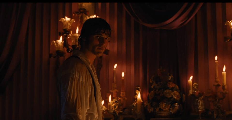 新版《呼啸山庄》一秒钟都没脱，却拍出了满屏的爱欲。导演把镜头怼在希斯克利夫和凯