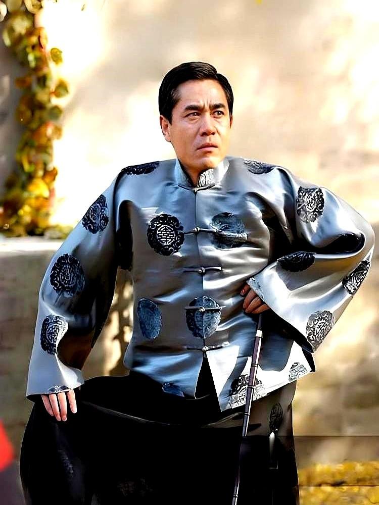 戏拍完了，人也火了，可那个最想让他看见的人，再也看不见了。2000年，陈宝国