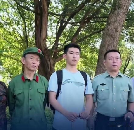 近日，老人翟保亮送孙子到国防科技大学报到，他特意穿了一身军装，从山西吕梁到湖南长
