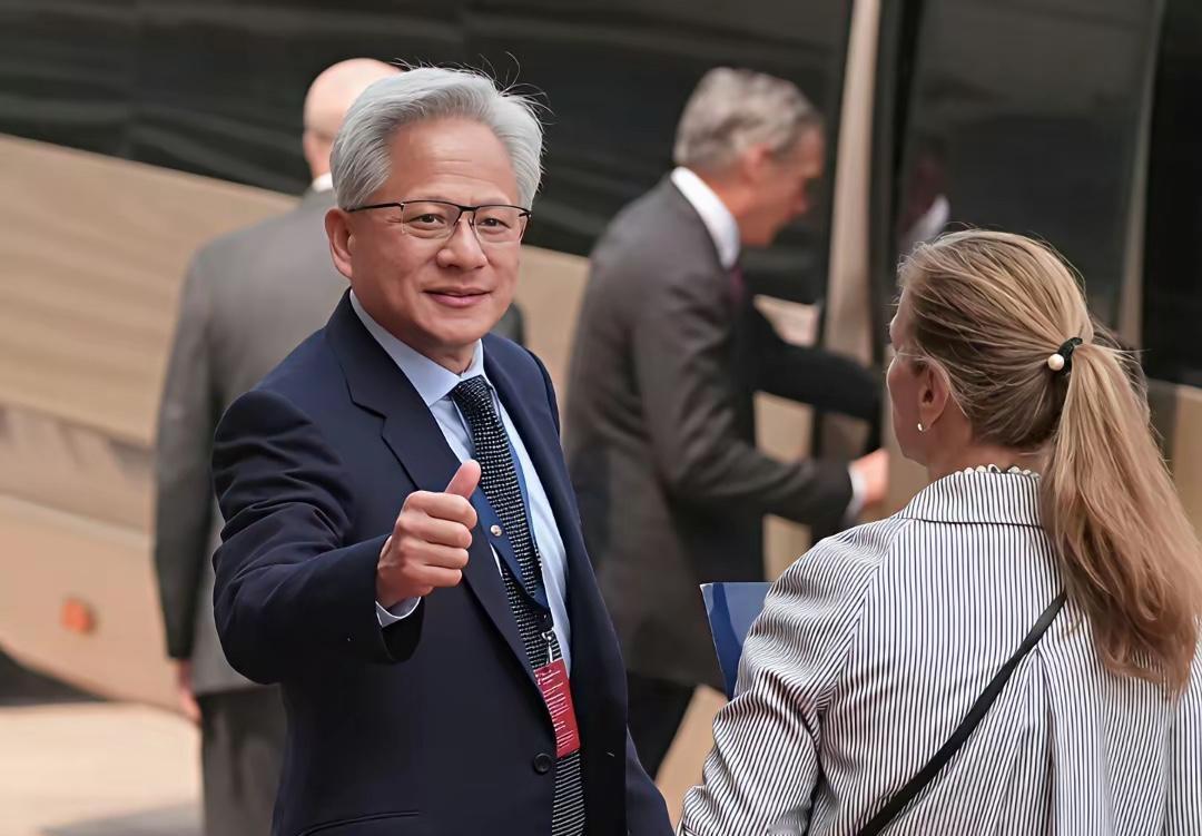 黄仁勋脱下皮衣，露出了资本家的真面目这回黄仁勋来中国，真是把“看菜下饭”这四