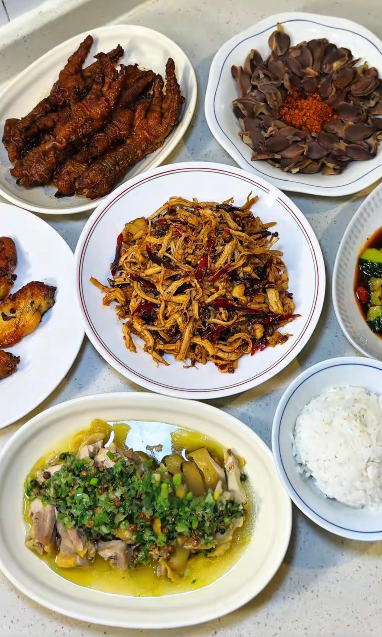闺蜜热情喊我吃饭，带份小礼物赴约，意外收获一桌丰盛全鸡宴。鸡爪软糯、鸡胗Q弹